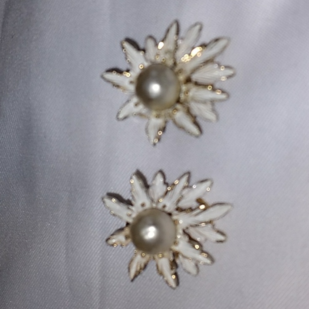 AVINTAGE CORO GOLD TONE AND FAUX OWARL CLIP EARRINGS IN EXCELLENT CONDITION